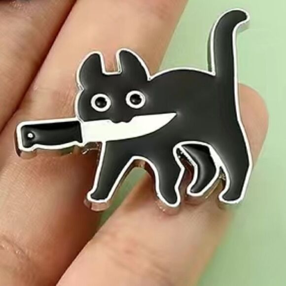 Black cat with knife enamel pin - Picture 4 of 5